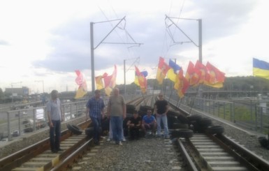 В Киеве строители перекрыли покрышками железнодорожный мост