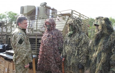 На Донбассе Порошенко носил именную военную форму