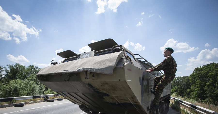 СНБО: В Донецкую область из Крыма перебросили пять танков и семь БТР 