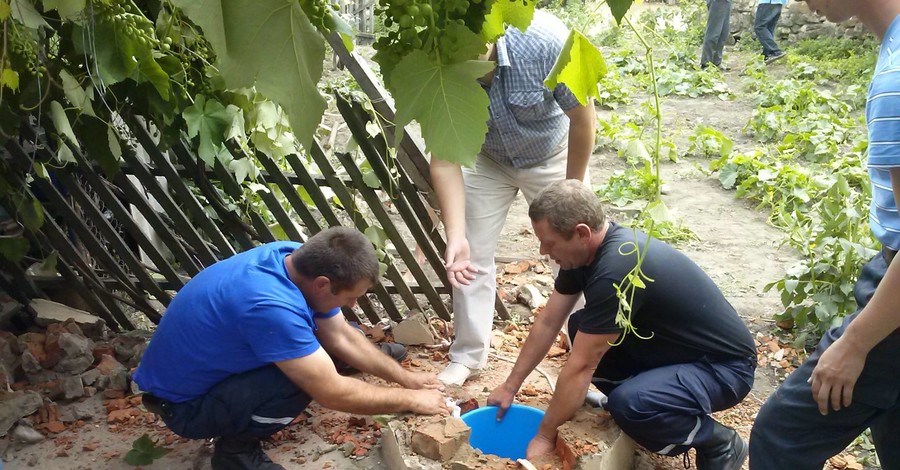 В Одесской области, чтобы спасти упавшего в колодец, вызвали экскаватор