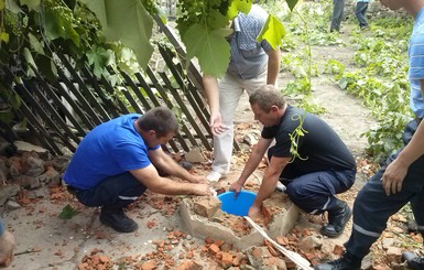 В Одесской области, чтобы спасти упавшего в колодец, вызвали экскаватор