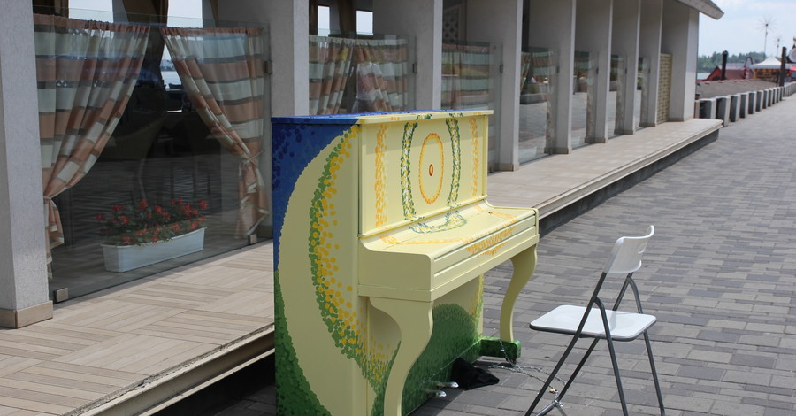 Днепропетровскую Набережную украсило патриотичное пианино