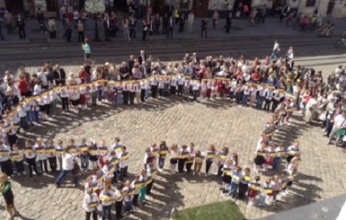 Во Львове дети создали живую карту Украины и спели Оду к радости