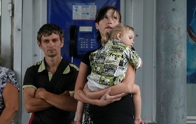 Беженцы из Луганской области пересекают границу с Россией на свой страх и риск