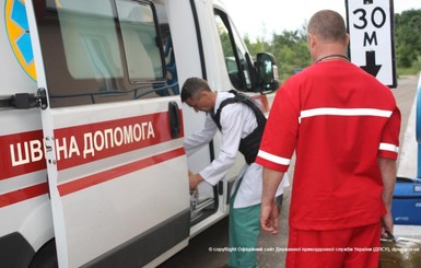 Раненого во время обстрела колонны пограничника вертолетом доставили в Харьков 