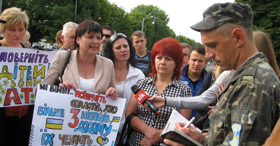 Львовские матери и жены требуют ротации военнослужащих в зоне АТО