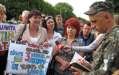 Львовские матери и жены требуют ротации военнослужащих в зоне АТО