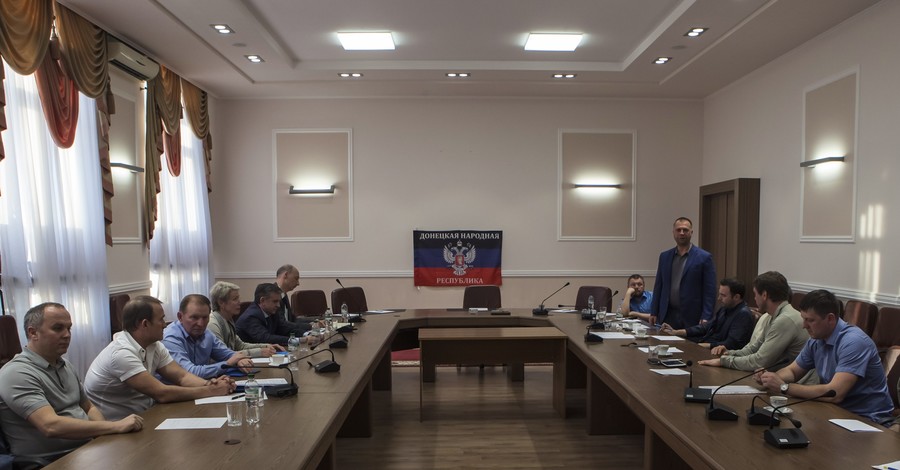 Переговоры в Донецке: охрана в бронежилетах, политики - в футболках 