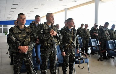 Украинским военным из блокированного луганского аэропорта передали продукты и вещи