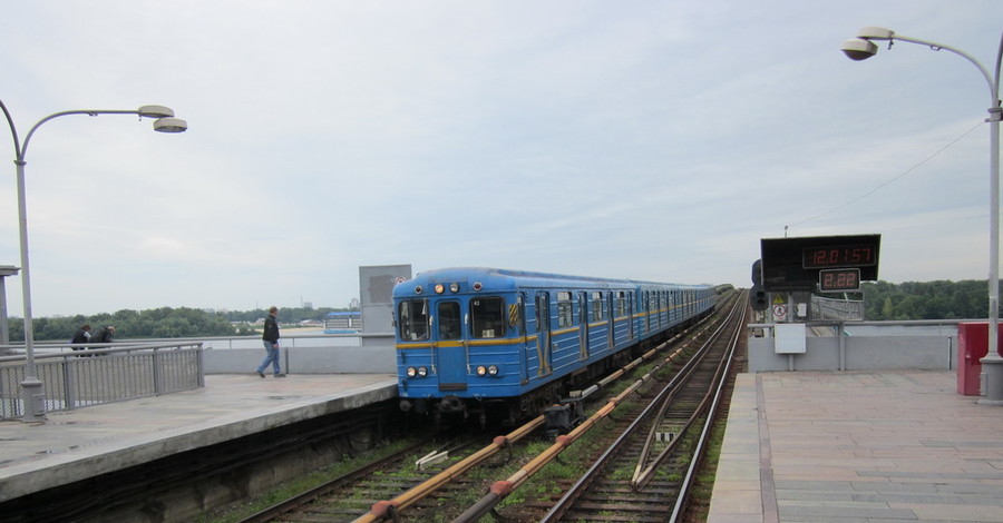 В Киеве пьяный пассажир упал на рельсы метро