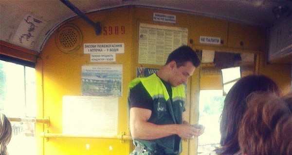 Кондуктор-красавчик из киевского трамвая собирает лайки в соцсетях