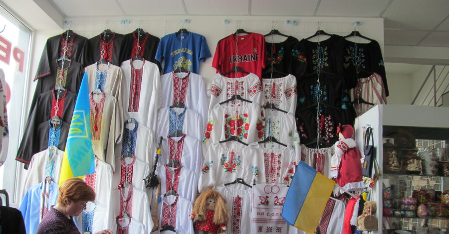 Харьковчане скупают вышиванки для свадеб, выпускных и крестин
