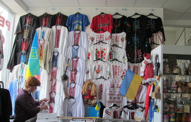 Харьковчане скупают вышиванки для свадеб, выпускных и крестин