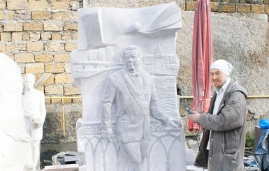 Семья скульпторов из Николаева изваяла половину памятников в городе