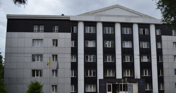 В Мариуполе над зданием прокуратуры снова подняли флаг Украины