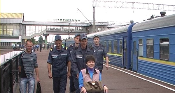 Из Луганска продолжают вывозить детей и инвалидов