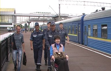 Из Луганска продолжают вывозить детей и инвалидов