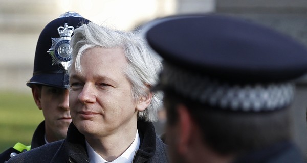Беглец-основатель WikiLeaks продефилирует по подиуму