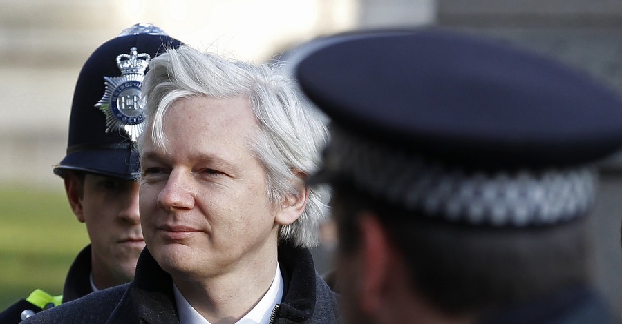 Беглец-основатель WikiLeaks продефилирует по подиуму