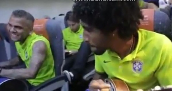 Бразильские футболисты во время перелетов играют и поют