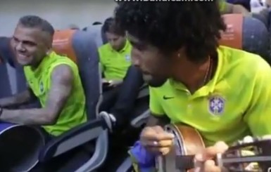 Бразильские футболисты во время перелетов играют и поют