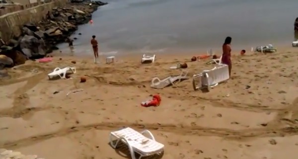 В Одессе мини-цунами затащило отдыхающих в море