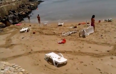 В Одессе мини-цунами затащило отдыхающих в море