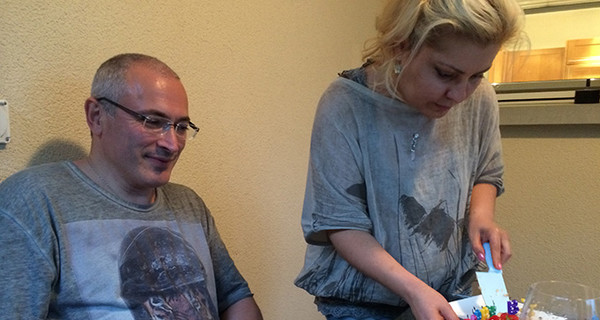 Михаил Ходорковский показал свой праздничный торт