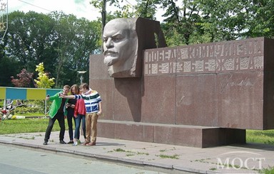 В Днепропетровске еще один Ленин упал