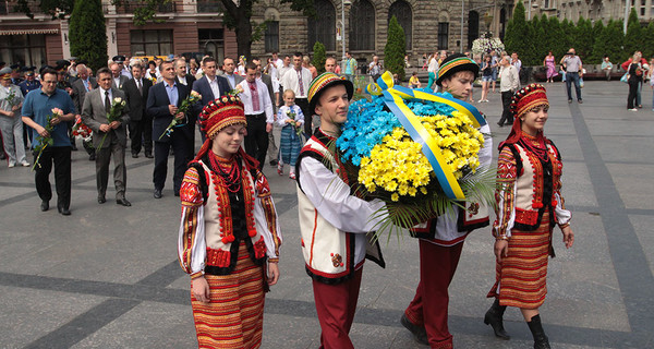 В День конституции львовяне возложили цветы к памятникам Тарасу Шевченко и Вячеславу Черноволу