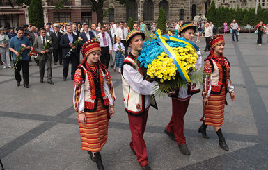 В День конституции львовяне возложили цветы к памятникам Тарасу Шевченко и Вячеславу Черноволу