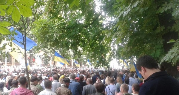 Митинг у Администрации президента: активисты потребовали  отмены перемирия