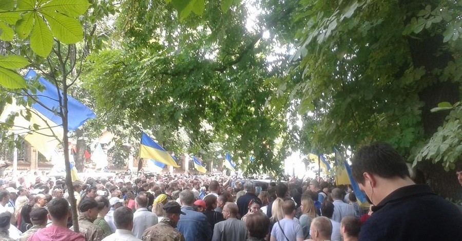 Митинг у Администрации президента: активисты потребовали  отмены перемирия