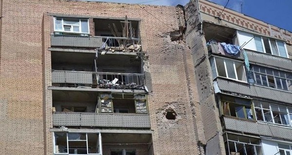 Соцсети:  В Славянске снаряд попал в жилой дом, погибла женщина