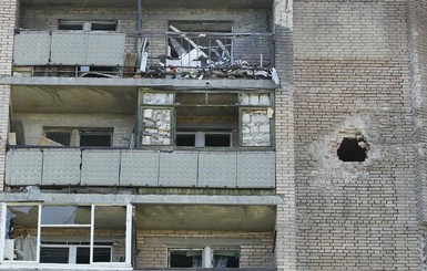 В Луганске снаряд попал в жилой дом