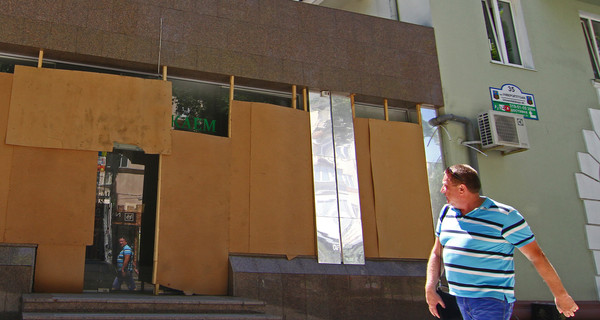 В Донецке война закрыла бутики с ларьками  и отправляет  