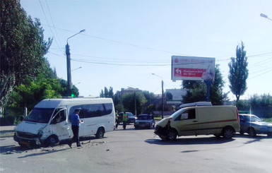 В Мелитополе в ДТП с маршруткой пострадали три пассажира и водитель 