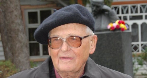 Умер писатель, отказавшийся принять орден от Януковича