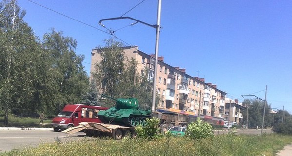 Рвутся в бой: в Дружковке танк-памятник уехал с постамента