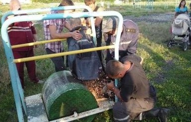Луганские спасатели помогли мальчику застрявшему в качеле