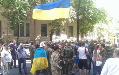Под Верховной Радой снова собрались активисты Майдана
