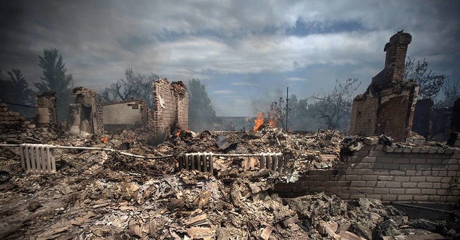 Жилые дома Станицы Луганской обстреляли: десять человек погибли