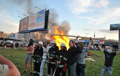В Киеве на Позняках сожгли забор скандальной стройки