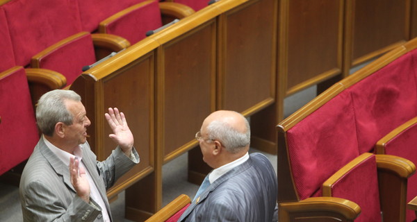 Порошенко просит принять его Конституцию. Депутаты сопротивляются