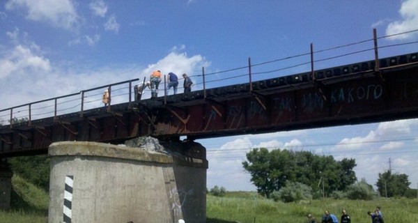 По взорванному мосту в Запорожской области пустили поезда