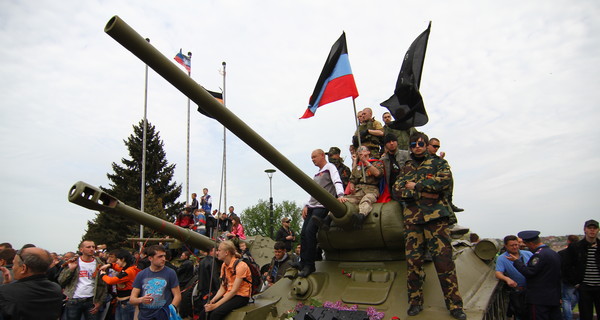 В центре Донецка ополченцы вывозят раритетные танки и пушки