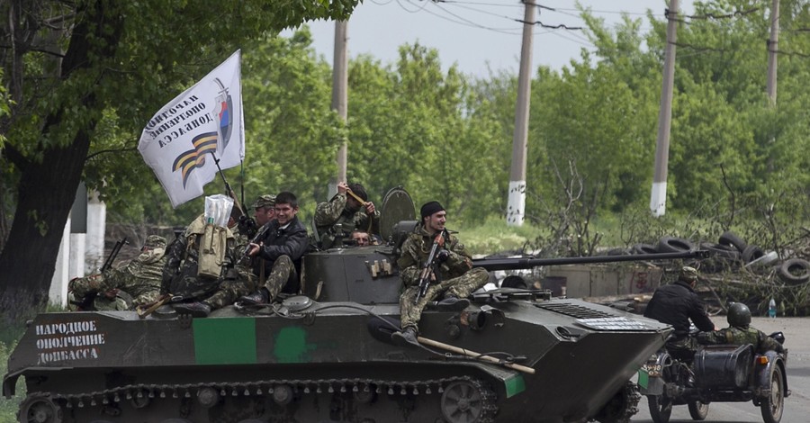 Танки ополченцев в Донецке: люди бросали покупки на улице и прятались 