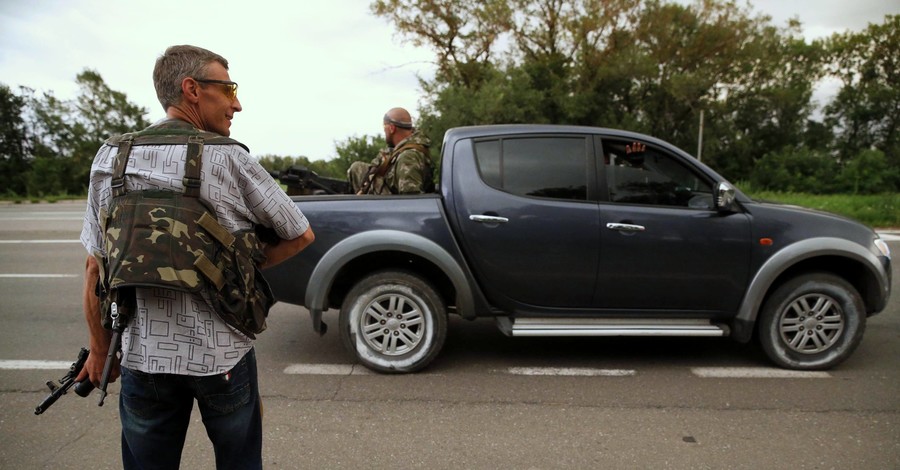 Соцсети: в Донецке вооруженные люди отбирают машины у населения