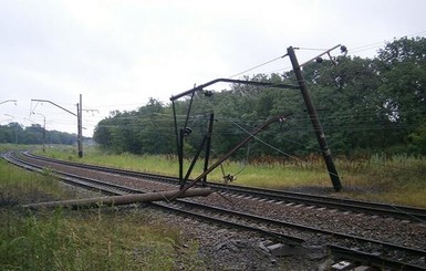 В Донбассе подорвали два железнодорожных путепровода