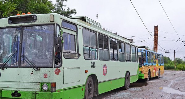 В Луганске снарядами разбомбило пять троллейбусов